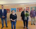 Bild: fpoz
Mit Blumen bedankten sich die Verantwortlichen des Senioren-Servicehauses bei der scheidenden Heimbeiratsvorsitzenden. Im Bild von links Johannes Großmann von der Heimleitung, Alexandra Schläger (Leiterin soziale Betreuung), Angela Burger und Harald Sgonina (stellvertretender Leiter soziale Betreuung).