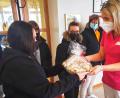 Bild: njn
Selbstgemachte Osterhasen und selbstgebackene Osterlämmer übergaben die Schüler den Senioren im BRK-Seniorenwohn- und Pflegeheim an Mitarbeiterin Diana Arnold (rechts).