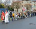 Bild: soj
In der Palmprozession zogen die Kommunionkinder zusammen mit Pfarrer Pater Anish George und Diakon Rudolf Hoffmann zur Pfarrkirche