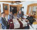Bild: soj
Die Hauptakteure bei der Jahreshauptversammlung (von links) Bürgermeister Wolfgang Söllner, Pfarrer Pater Anish George, stellvertretender Vorsitzender Hubert Schindler, Vorsitzender Hans-Jürgen Enders und Kassiererin Heike Lang.
