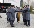 Bild: bnr
Mit der Hand am Schaft der Truppenfahne sprachen die Rekruten die Eidesformel.