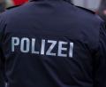 Symbolbild: Jens Büttner/zb/dpa
„Polizei“ steht auf der Uniform eines Polizisten.