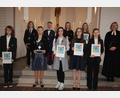 Bild: kro
Die neun Konfirmanden (vordere Reihe von links) Lukas Luft, Emily Faget, Michelle Welker, Alina Fried und Svenja Lauterbach sowie (hintere Reihe von links) Konstantin Wilka, Collin Pascher, Ina Koller und Catharina Bock mit Pfarrerin Dr. Stefanie Schön.