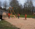 Bild: jr
Mitarbeiter des Stadtbauhofs haben die neue 25 Meter lange Seilbahn aufgebaut. Inzwischen kann sie benutzt werden. Im Bild (von links) Maximilian Friedl, Bauhofleiter Thomas Ernstberger und Benjamin Müller bei letzten Arbeiten beim Einbau der Fallschutzauflage.