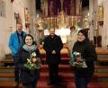 Bild: Pfarrei Kastl/exb
Thomas Deubzer übergab das Amt des Pfarrgemeinderatssprechers an Elisabeth Merkl (hinten von links). Sie und Pfarrer Heribert Stretz (Mitte) dankten den ausgeschiedenen Mitgliedern Lena Stahl und Andrea Zeitler (vorne von links).