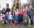 Bild: knh
Mit Liedbeiträgen zum Osterfest erfreuten die Kinder mit Leiterin Susanne Hausmann vor dem Osterbrunnen alle Anwesenden.