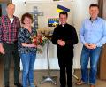 Bild: R. Kreuzer
Michael und Petra Weismeier, die das Fastenessen zubereitet haben, Pfarrer Thomas Kohlhepp und Pfarrgemeinderatssprecher Stefan Bauer (von links) freuen sich über die bei der Aktion eingegangenen Spenden für die Menschen in der Ukraine.