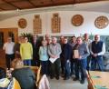 Bild: vsr
Die Geehrten mit den Ehrengästen (von links): Roland Meier, Irene Meinzinger, Manuela Meier, VdK-Kreisgeschäftsführer Thomas Stöckl, Hildegard Stengl, Walter Jäckl, Hans Neumann, Franz Meißner, Konrad Busch, Bürgermeisterin Marion Höcht, Christian Jost, Josef Zimmerer, Martin Schiml und Vorsitzender Bernd Wagner