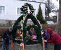 Bild: tok
Die OWV-Mitglieder schmücken den Osterbrunnen.
