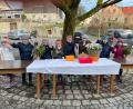 Bild: mas
Die Störnsteiner Kommunionkinder freuen, sich, dass ihre Backaktion gut gut angenommen wurde.
