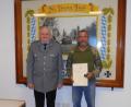Bild: knh
Der Vorsitzende Erhard Neubauer (links) zeichnet Erwin Klemm junior (rechts) mit der Silbernen Verdienstspange des Volksbundes Deutsche Kriegsgräberfürsorge aus.
