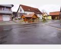 Bild: bkr
Ein schmuckes Schulbushäuschen, dort wo zwei Straßen in die St. 2177 einmünden, ziert die Ortsdurchfahrt. Es ist aber für Verkehrsteilnehmer nicht von allen Seiten frühzeitig einsehbar. Noch ist nichts passiert, und dies soll eine Geschwindigkeitsbegrenzung auch für die Zukunft verhindern.