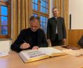 Bild: ck
Martin Gleixner ist seit 25 Jahren Mitglied im Vohenstraußer Stadtrat. In der jüngsten Stadtratssitzung erhielt er hierfür von Bürgermeister Andreas Wutzlhofer (im Hintergrund) eine Anerkennungsurkunde und die Pfalzgraf-Friedrich-Medaille in Silber. Der Fraktionsvorsitzende der Freien Wähler verewigte sich im Goldenen Buch der Stadt Vohenstrauß.