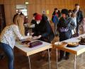 Bild: ads
Um Kriegsflüchtlingen aus der Ukraine zu helfen, hat die Pfarrjugend St. Michael einen Kuchenverkauf organisiert. In nur 20 Minuten waren die rund 20 Kuchen für den guten Zweck verkauft.