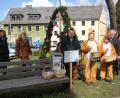 Bild: kro
Auftakt der Osteraktion war am Heimatbrunnen am Luitpoldplatz. Im Bild (von links): Doris Schön von der Steuerungsgruppe Fairtrade, Susanne Stich vom Stadtmarketing, Vorsitzender Dr. Maximilian Schön, die beiden Osterhasen, sowie Zweiter Bürgermeister Peter Gold und Janka Hannemann-Mathes von Leben plus.