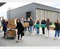 Bild: Claudia Köppel
Die von Yvonne Vogelsteller (vorne, rechts) ins Leben gerufene Ukraine-Hilfe läuft auf Hochtouren. Die Schulfamilie der FOS/BOS bringt 26 Lebensmittelpakete, Medikamente und Thermoskannen in die Coffee-Lounge an der OTH.