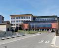 Bild: Portner
Der Oberviechtacher Bildungshügel mit Grundschule, Mittelschule (Bild), Gymnasium und Berufsfachschule wird bis Ende 2022 mit schnellem Internet ausgestattet sein.