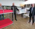 Bild: adj
Einen Scheck über 5000 Euro für die Flüchtlingshilfe des Landkreises Neustadt übergaben die Vertreter der Raiffeisenbank Neustadt-Vohenstrauß. Von links: Bernhard Götz, Andreas Meier, Beate Vollath und Werner Bäumler