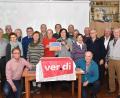 Bild: hcz
Der Vorsitzende des Bereichs Süd, Gerd Nothhaft (rechts, knieend) gratuliert dem neugewählten Vorstand der Verdi-Senioren im Bereich Oberpfalz Nord mit Vorsitzendem Manfred Haberzeth (rechts) an der Spitze.