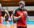 Archivbild: CEV/exb
Daumendrücken kann die deutsche U18-Volleyball-Nationalmannschaft gut gebrauchen. Die Truppe von Nationaltrainer Dominic von Känel (Bild) hat beim EM-Qualifikationsturnier in Österreich eine schwere Gruppe erwischt. Die beiden letzten Testspiele bestreitet die Mannschaft in Schwandorf und Amberg.