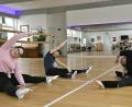 Bild: Petra Hartl
Die beiden Volontärinnen Kira Lorenz (links) und Lisa Sebald machen sich für ihre erste Ballettstunde im Studio "Magic Shoes" in Sulzbach-Rosenberg warm.