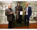 Bild: hmr
Gerwig-Kreis-Vorsitzender Manfred Brunner (links) und Erster Bürgermeister Bernd Sommer vor Ausstellungsvitrinen zum 50. Jubiläum des Gerwig-Kreises Waldsassen und der Figur des Mönchs Gerwig.