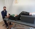 Bild: fpoz
Physiotherapeut Niklas Kahl bei der Arbeit im Schlingenraum.