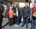 Bild: jr
Ihren 90. Geburtstag feierte am Montag die frühere "Messer-Wirtin" Hildegard Kilian (Zweite von links). Dazu gratulierten unter anderem Sohn Klaus (Dritter von links), Siegfried Rasp vom Männergesangverein Mitterteich, TuS-Präsident Anton Bauernfeind und TuS-Vizepräsidentin Maria Neumayr (von rechts) und Bürgermeister Stefan Grillmeier.