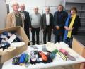 Bild: usc
Zur Barspende von 5000 Euro für die Amberger Tafel legten die Vertreter des Lions-Clubs Sulzbach-Rosenberg einen großen Karton mit Markensocken. Von links Tafel-Vorsitzender Bernhard Saurenbach, Jörg Melchner, Tafel-Schatzmeister Günter Preißl, Jürgen Schleicher, Dieter Dodenhöft und Zweite Tafel-Vorsitzende Irmgard Buschhausen.