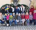 Bild: cvl
Kindergartenleiterin Kerstin Dilling, Pfarrer Heribert Stretz, Georg Wagner vom Heimat- und Kulturverein sowie das Kindergartenteam von St. Anna (von rechts) freuen sich über den geschmückten Osterbrunnen.