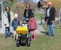 Bild: pi
Über den Trettraktor mit Frontlader freuen sich neben den Kindern auch Anja Thalhauser, Marina Hirnet und Rudolf Völkl (hinten, von links).