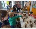 Bild: eib
Vorhang auf für den Osterbasar im Kinderhaus Kleine heilige Theresia der Pfarrei Schönsee.
