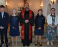 Bild: jr
Vier junge Leute aus Groschlattengrün und Pechbrunn wurden am Samstagvormittag in der Friedenskirche konfirmiert. Im Bild (von links) Louis Käs, Leonie Schreyer, Pfarrer Klaus Wening, Vanessa Zeitler und Sarah Villwock.