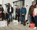 Bild: Hirsch
Die Kreisbäuerinnen Manuela Pronath und Sabine Schindler (von rechts) überreichten den Gewinnern des Preisrätsels die Sachpreise.