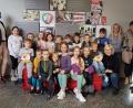 Bild: fpoz
Schulleiterin Johanna Reger (links) mit Elsa Frank (Zweite von links), der „Kinder-Übersetzerin“, im Hintergrund die Poppenreuther Kindergartenkinder, vorne die ukrainischen Kinder mit Natalija Messer, der Leiterin des Ganztags, sowie von rechts Tanja Mai von der IGW, Bianca Bayer, Piccolino-Elternbeiratsvorsitzende, und Alice Hübsch, Leiterin des Kinderhauses Piccolino.
