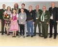 Bild: sis
Die neuen Würdenträger bei den Birgland-Schützen: (vorne, von links) Selina Gürtler (Schützenliesl), Alisa Kopp und Lara Harrison (Jugendritterinnen), Adolf Troglauer (Erster Ritter), Johann Schötz (Aufgelegt-König); (hinten, von links): Gerd Kölbel (Zweiter Ritter), Ernst Kölbel (Schützenkönig), David Übler (Jugendkönig), Helmut Schötz und Erwin Schötz (Aufgelegt-Ritter).