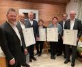 Bild:  Heidi Hiltel/exb
Die Raiffeisenbank ehrt Arbeitsjubilare: (von links) Vorstandsmitglied Erich Übler, Jürgen Schäfer, Vorstandsmitglied Martin Sachsenhauser, Stefanie Ritzert, Kerstin Heidlinger, Prokurist Robert Luber und Kurt Pirner.