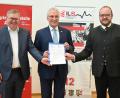 Bild: Susanne Schwab
Oberbürgermeister Michael Cerny (linsk) und Landrat Andreas Meier (rechts) bei der Übergabe des Vertrags an Bayerns Innenminister Joachim Herrmann.