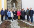 Bild: soj
Bild zeigt den neuen Pfarrgemeinderat zusammen mit Pfarrer Pater Anish George (hi.li) sowie den neuen Sprecher Sebastian Wolf (v.re.) und seine beiden Stellvertreter Josef Söllner und Daniela Würstl. Annemrie Wartinger und Hubert Becher junior sind nicht mit auf dem Bild.
