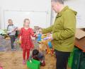 Bild: ige
Landrat Richard Reisinger verteilt Schokoladen-Osterhasen an die ukrainischen Kinder.in der Sulzbach-Rosenberger Notunterkunft für Geflüchtete.