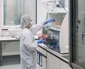 Bild: Beate Armbruster/Universitätsklinikum Tübingen/dpa
Der von Tübinger Forschern entwickelte neuartige Corona-Impfstoff soll insbesondere Krebspatienten und Menschen mit angeborenem Immundefekt vor Covid-19 schützen.