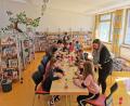 Bild: gz
Die Mädels und Jungs malten und bastelten Marienkäfer, Blumen und Bienen und schmückten damit in der Bücherei die Fenster.