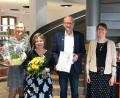 Bild: mma
Anita Pirner (links) sowie Bürgermeister Bernhard Lindner und Cornelia Kemmel (Dritter und Vierte von links) verabschieden Angelika Englhardt (Zweite von links) mit Blumen und Geschenken.