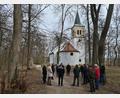 Bild: sne
Der Bauausschuss sah sich das Gelände um die Annabergkirche an, das als möglicher Standort des Urnenwaldfriedhof dienen könnte.