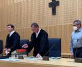 Bild: ca
Vorsitzender Richter Peter Werner (Zweiter von rechts) kurz vor der Urteilsverkündung. Links neben ihm Richter Matthias Bauer, links und rechts die Schöffen.