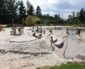 Bild: Andrea Mössinger/exb
Die beiden Wasserspielteiche sind die Highlights der Anlage. An Karsamstag öffnet der Spielbereich des Erlebnispark Wasser-Fisch-Natur am Murner See.