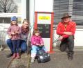 Bild: lei
Rudi Hölzl übergibt das neue Spielgerät an die Kindergartenleiterin Svenja Rasch und zwei ihrer Schützlinge.