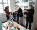 Bild: Stadt Tirschenreuth/exb
Bei der Osteraktion im Museumsquartier zeigte Renata Šícha (Zweite von rechts) den Besuchern das Binden von Reisig.
