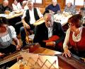 Bild: R. Kreuzer
Auf der Zither, am Hackbrett und mit der Gitarre spielten die Mitglieder der Wernberger Stubnmusik auf.
