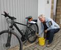 Bild: ads
Die Vorsitzende des ADFC-Kreisverbands Amberg-Sulzbach Sigrid Spies beim Frühjahrscheck ihres Fahrrads vor dem Start in die Fahrradsaison 2022.